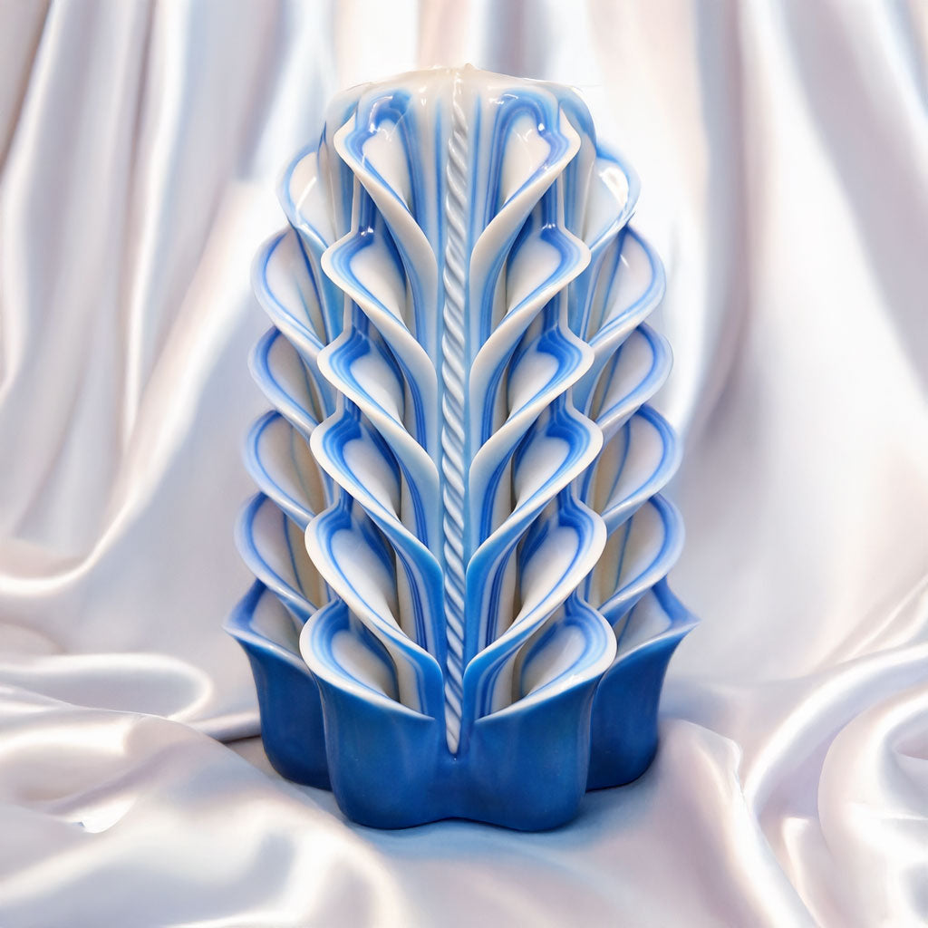 Lumanare sculptata handmade albastru–alb – design artistic spiritual | Colectie Giovani Tarot