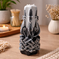 Lumanare Decorativa Sculptata Alb-Negru – Parafina Premium – 20 cm – Model Artistic Handmade
