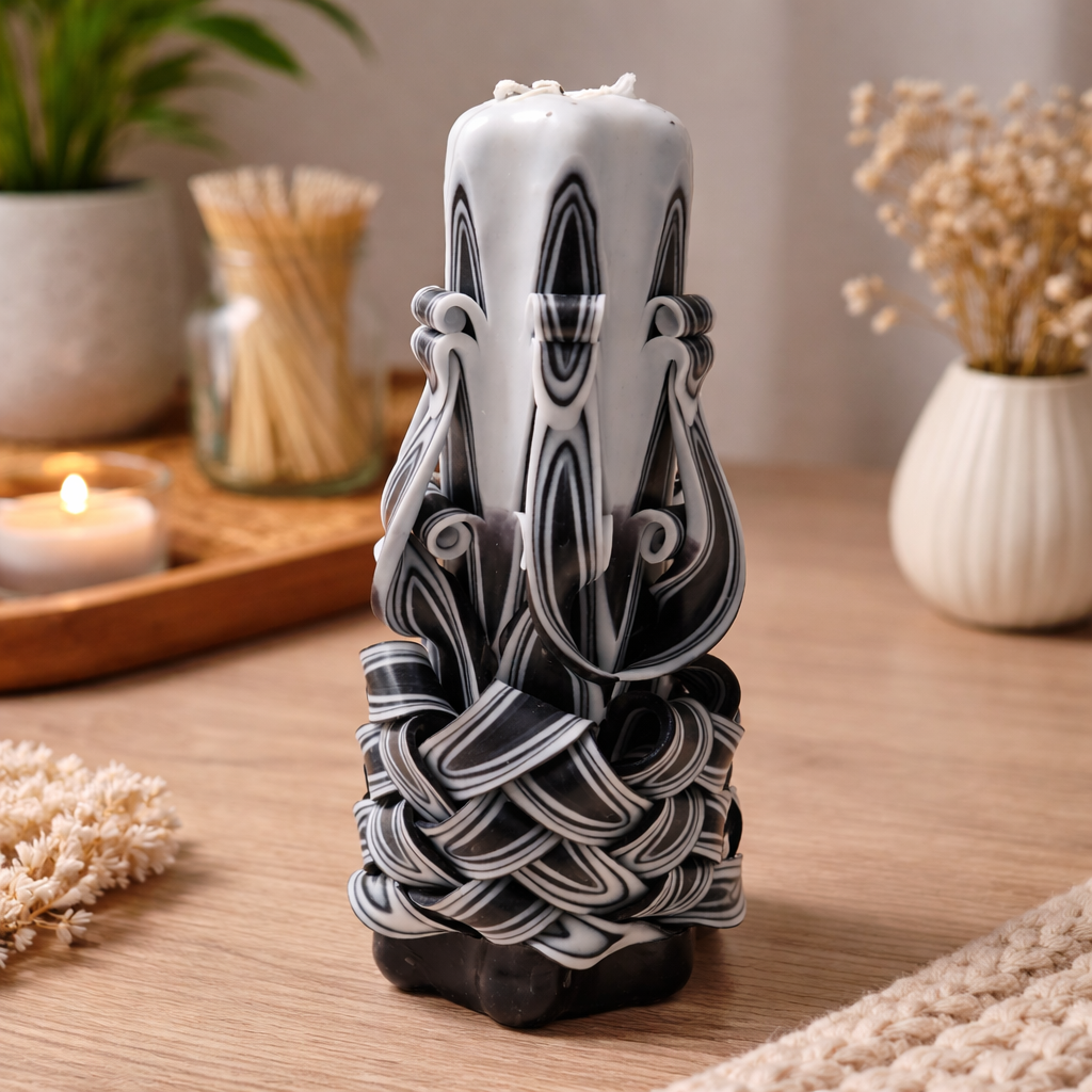 Lumanare Decorativa Sculptata Alb-Negru – Parafina Premium – 20 cm – Model Artistic Handmade