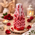 Lumanare Decorativa Sculptata Rosu-Alb – Parafina Premium – 20 cm – Model Artistic Handmade