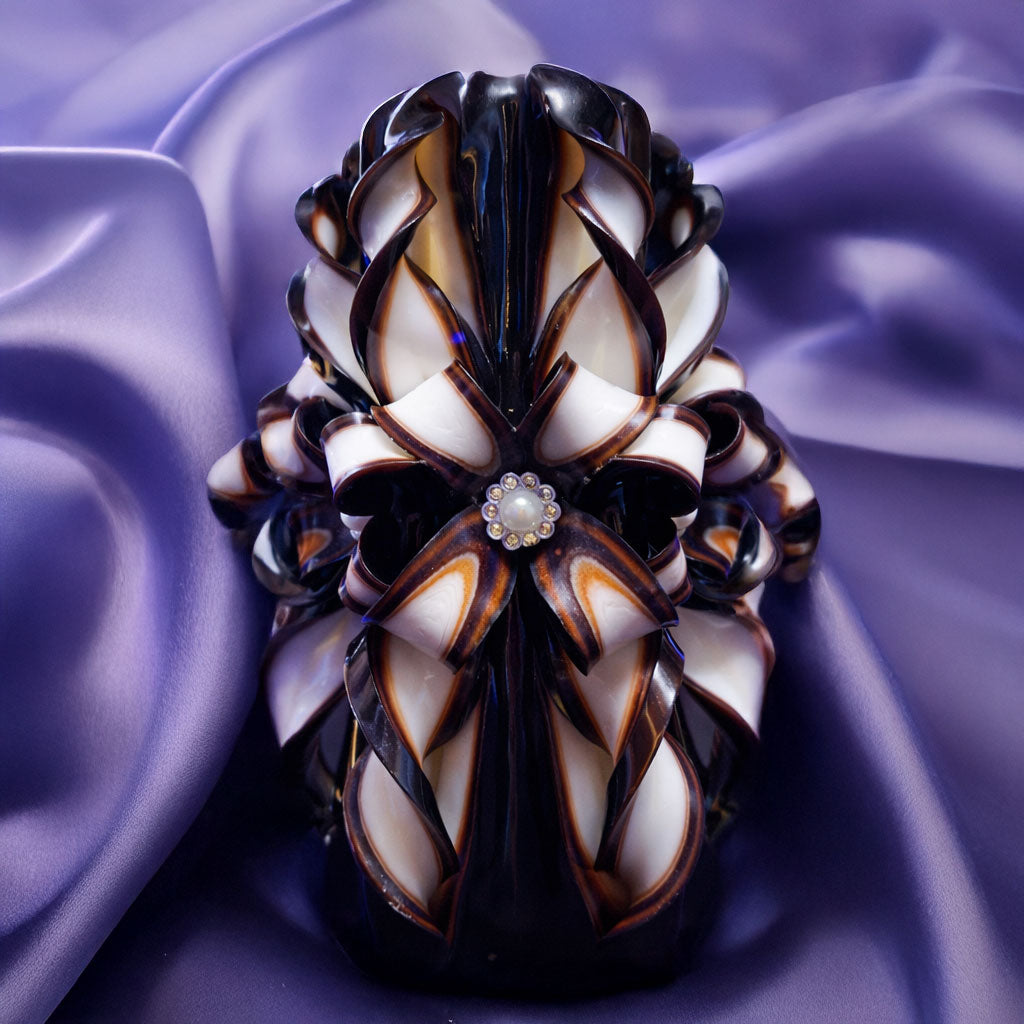 Lumanare sculptata handmade negru–crem – mister, protectie si putere interioara | Colectie Giovani Tarot