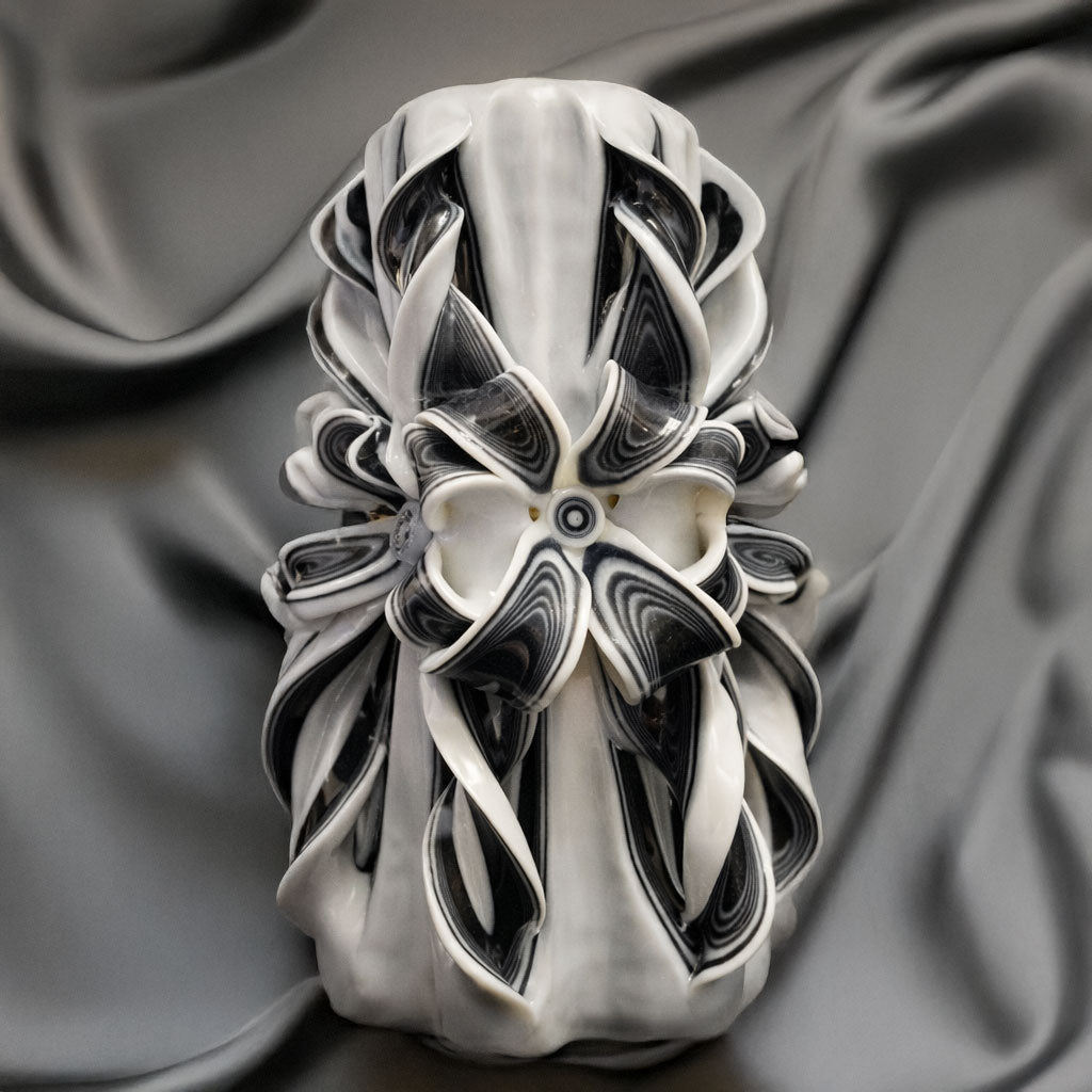 Lumanare sculptata handmade alb-negru – protectie energetica, echilibru si forta interioara | Colectie Giovani Tarot