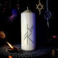 Calauzire Divina – Lumanare Talisman cu Sigilii Runice pentru Claritate Interioara, Indrumare Spirituala, Decizii Constiente si Echilibru Energetic – Giovani Tarot
