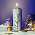 Abundenta Financiara si Deblocarea Banilor – Lumanare Talisman cu Sigilii Runice pentru Prosperitate, Flux Financiar, Stabilitate Materiala si Atragerea Banilor – Giovani Tarot