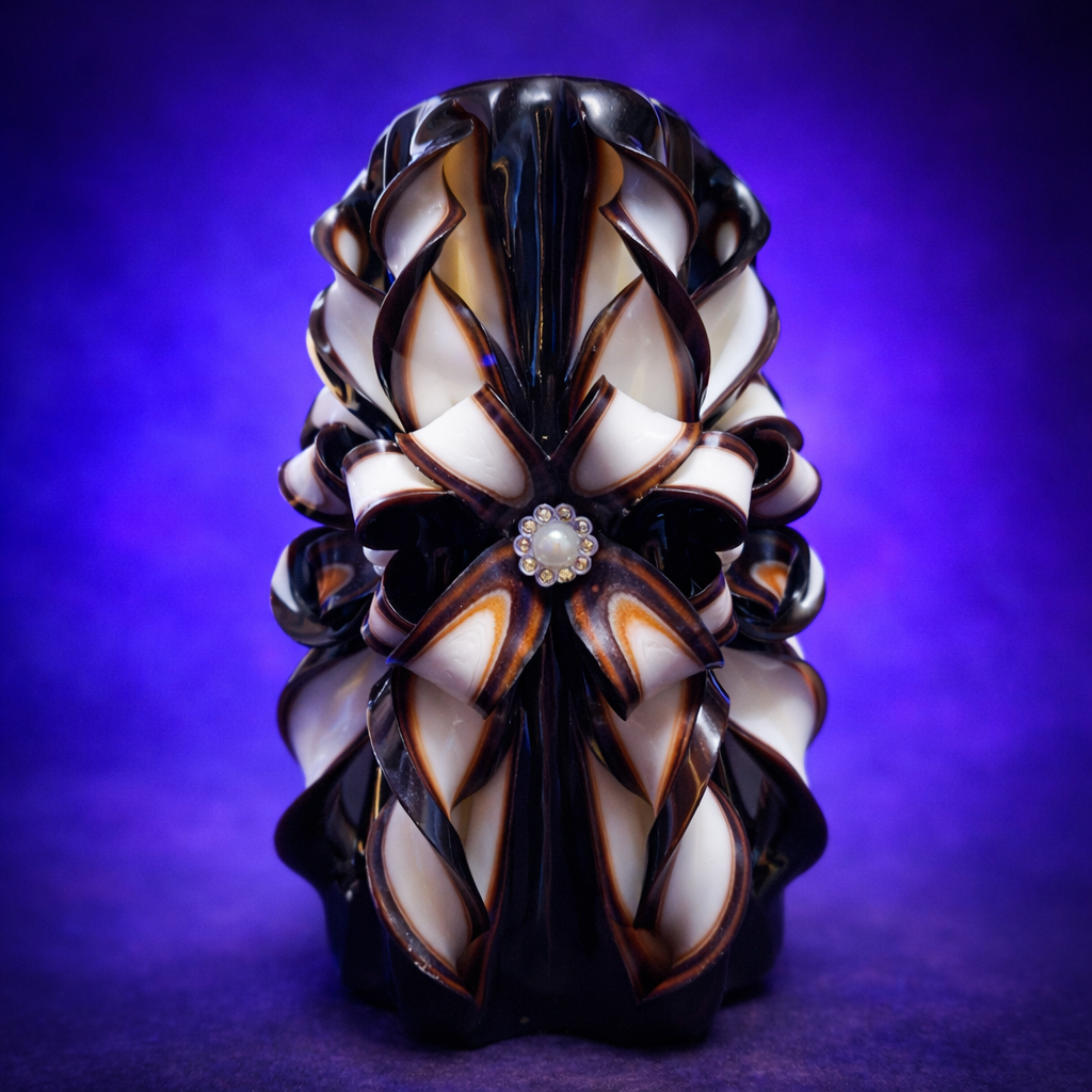 Lumanare sculptata handmade negru–crem – mister, protectie si putere interioara | Colectie Giovani Tarot