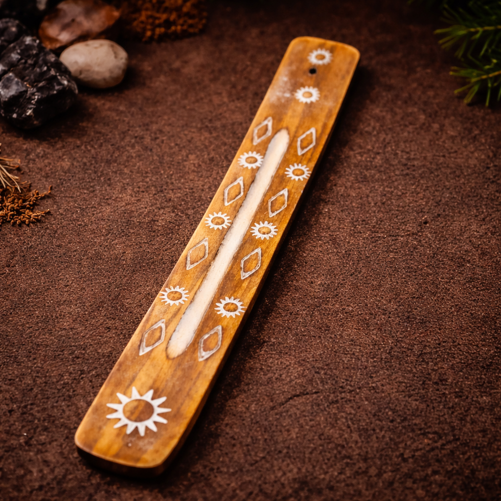 Suport de lemn pentru betisoare parfumate – Design ritualic cu simboluri albe